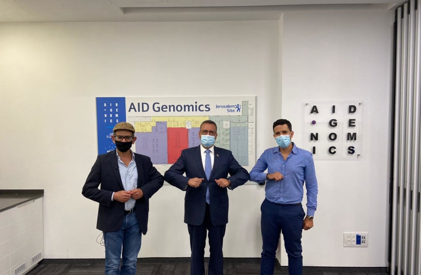 From L to R: Izhak Haviv, chief scientist at AID Genomics, Moshe Lion, Jerusalem mayor, and Snir Zano, CEO of AID Genomics, October 25, 2020.  (photo credit: JERUSALEM MUNICIPALITY)