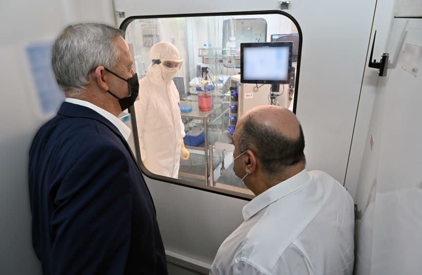 Alternative Prime Minister and Defense Minister Benny Gantz visiting the Israel Biological Institute. (photo credit: DEFENSE MINISTRY / ISRAEL INSTITUTE FOR BIOLOGICAL RESEARCH)