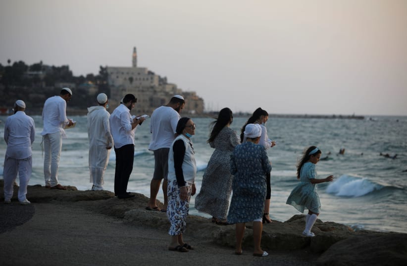 Jewish worshipers perform the ‘tashlich’ ceremony, whereby they symbolically cast away their sins, in Tel Aviv (photo credit: NIR ELIAS / REUTERS)