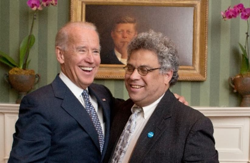 Steve Rabinowitz with Joe Biden in the Vice President’s Residence, 2015. (photo credit: DAVID LIENEMANN)