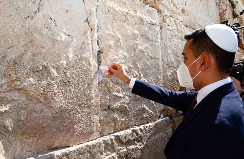 Italian Foreign Affairs Minister, Mr. Luigi Di Maio, placing a note in the Western Wall (photo credit: WESTERN WALL HERITAGE FOUNDATION)