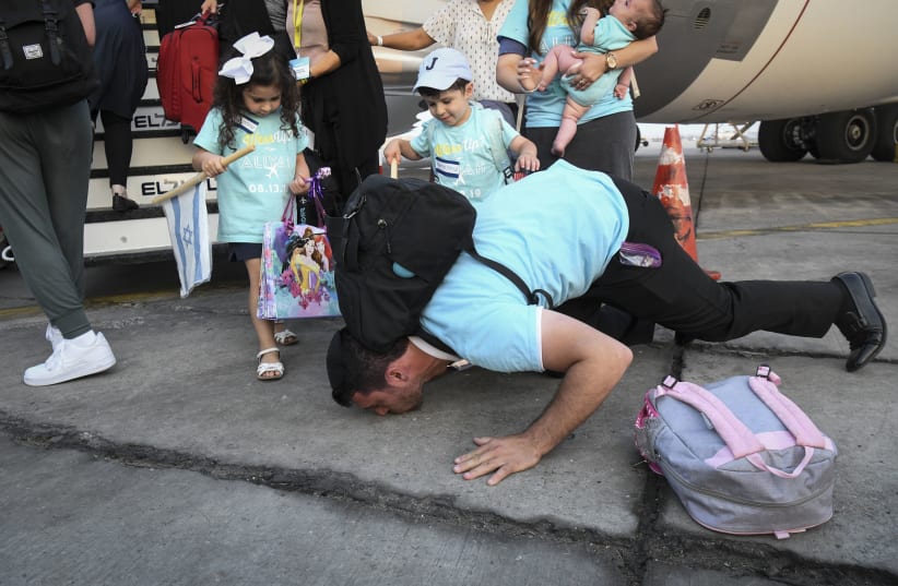 A NEW ‘oleh’ kisses the ground upon arriving in Ben-Gurion Airport on a Nefesh B’Nefesh flight, August 2019. (photo credit: FLASH90)