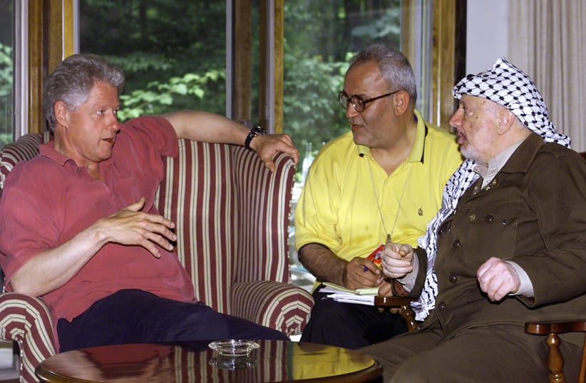 Former US president Bill Clinton meets with former Palestinian president Yassar Arafat and Saeb Erekat (photo credit: REUTERS/STRINGER)