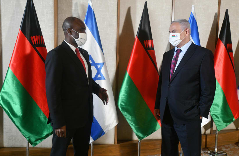 Prime Minister Benjamin Netanyahu welcomes Malawi’s Foreign Minister Eisenhower Mkaka on November 5 after Malawi decided to move its embassy to Jerusalem (photo credit: HAIM ZACH/GPO)