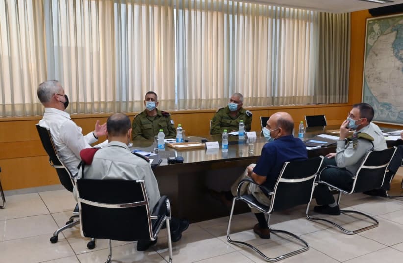 Defense Minister Benny Gantz met with Chief of Staff Lt.-Gen. Aviv Kochavi and members of the committee headed by Lt.-Gen (ret.) Shaul Mofaz, Nov. 11, 2020. (photo credit: DEFENSE MINISTRY)