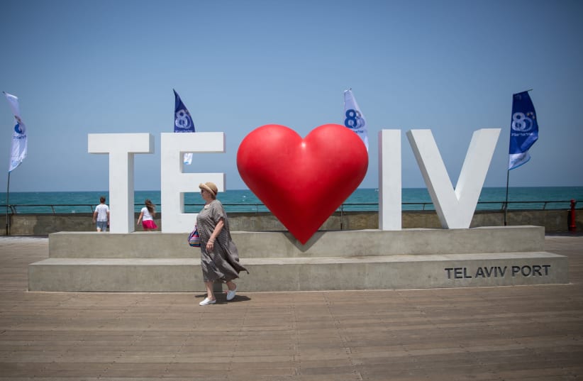 WHAT WE need now: Love in Tel Aviv. (photo credit: MIRIAM ALSTER/FLASH90)