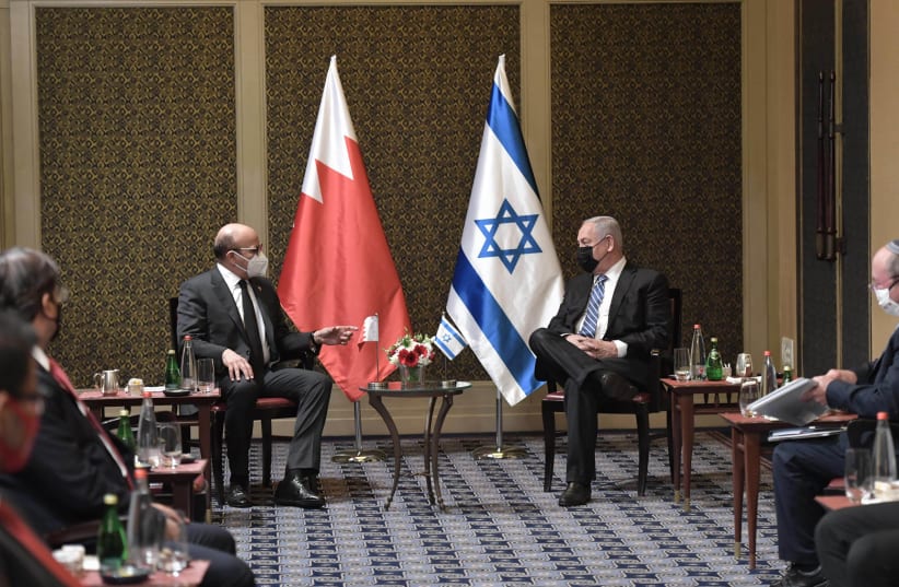 Bahrain's Foreign Minister Abdullatif Al-Zayani meets with Israeli Prime Minister Benjamin Netanyahu, November 18, 2020 (photo credit: KOBI GIDON / GPO)