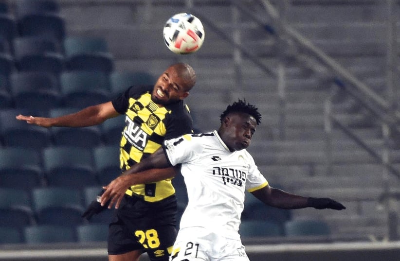 BEITAR JERUSALEM defender Ori Magbo (left) – who scored his side’s lone goal – vies for the ball against Maccabi Netanya in the teams’ 1-1 draw on Sunday night. (photo credit: BERNEY ARDOV)