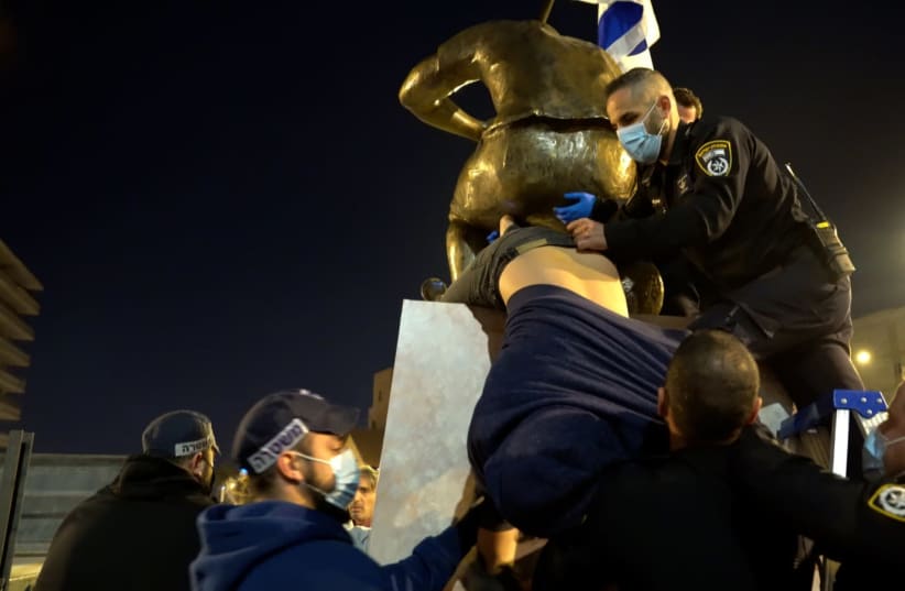 Police remove six-ton statue installed near the Prime Minister's Official Residence in Jerusalem by artist and activist Itay Zalait, December 5, 2020. (photo credit: BEN MIZRAHI AND AVIV SHILO)