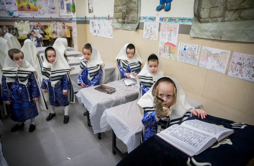 Children read Torah in Mea She'arim (photo credit: YONATAN SINDEL/FLASH90)