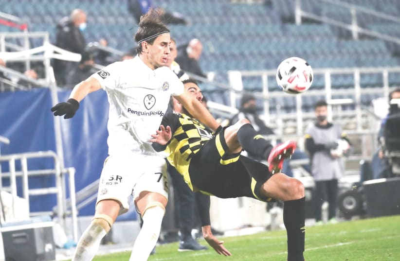 IN A spirited Premier League duel, Maccabi Tel Aviv and Beitar Jerusalem played to a 0-0 draw on Monday night at Teddy Stadium in the capital.  (photo credit: DANNY MARON)