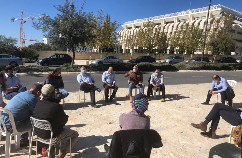 Setters hold protest meeting in front of Prime Minister Benjamin Netanyahu's Jerusalem office. (photo credit: YESHA COUNCIL)