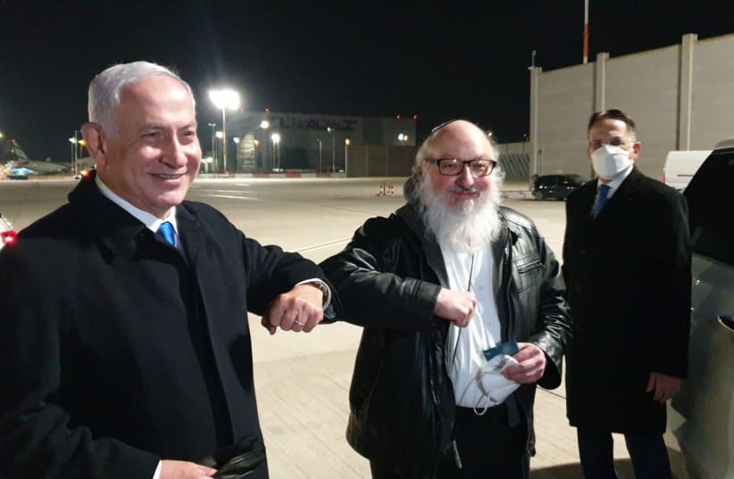 Prime Minister Benjamin Netanyahu meets Johnathan Pollard at Ben-Gurion Airport after making aliyah. (photo credit: PRIME MINISTER'S OFFICE)