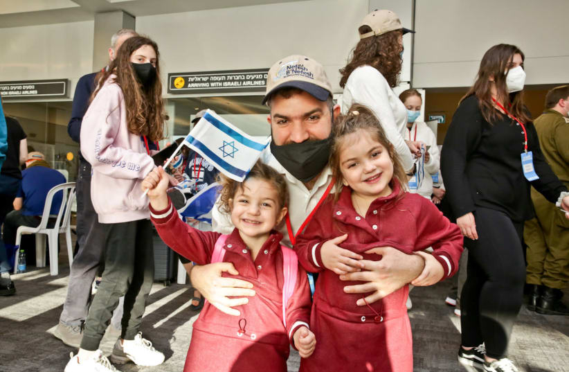 Olim who arrived on Nefesh B’Nefesh's final aliyah flight of 2020. (photo credit: YONIT SCHILLER)