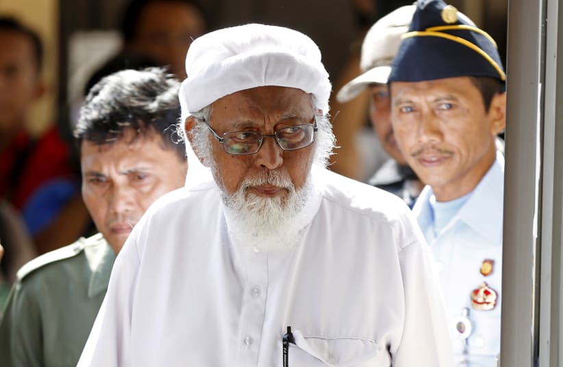 Indonesian radical Muslim cleric Abu Bakar Bashir enters a courtroom for the first day of an appeal hearing in Cilacap, Central Java province, January 12, 2016. (photo credit: DARREN WHITESIDE / REUTERS)