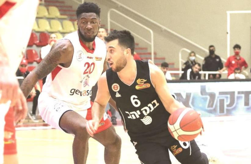 HAPOEL JERUSALEM guard Tamir Blatt [R] drives past Hapoel Gilboa/Galil’s Jehyve Floyd [L] during Jerusalem’s 80-65 victory over Gilboa in the State Cup quarterfinals. (photo credit: LILACH WEISS)