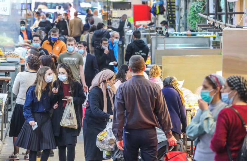 Israelis are seen shopping in Jerusalem's Mahane Yehuda market before the country goes into full lockdown, on January 7, 2021. (photo credit: MARC ISRAEL SELLEM/THE JERUSALEM POST)