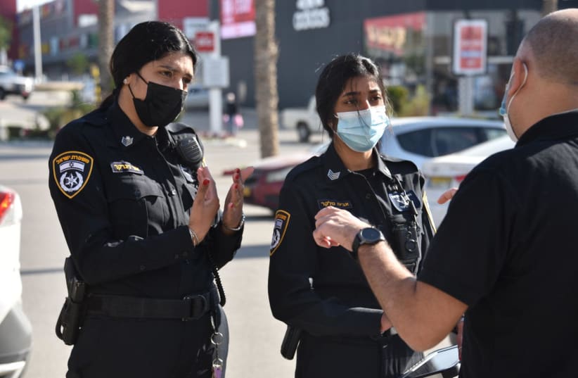 Israel Police officers enforce lockdown restrictions, January 8, 2020. (photo credit: POLICE SPOKESPERSON'S UNIT)