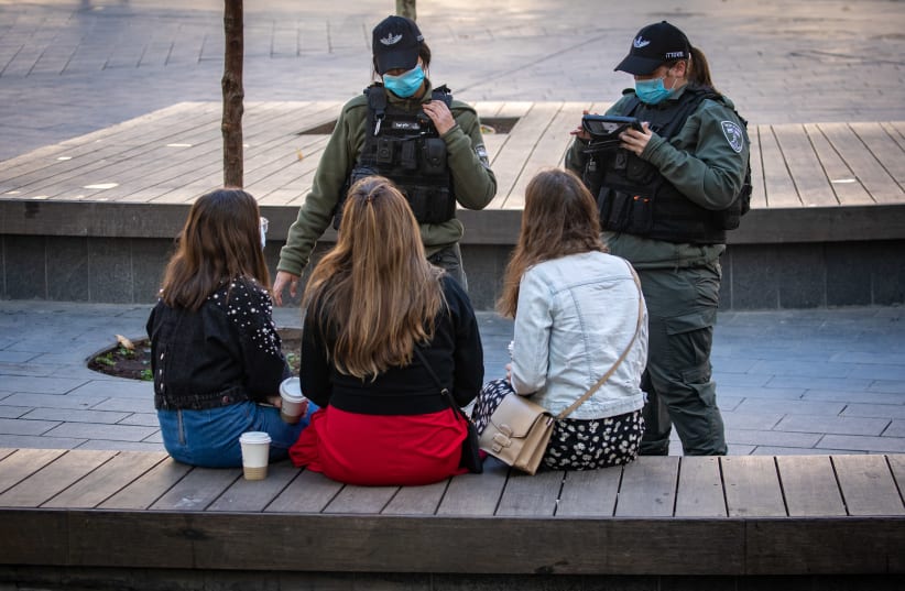 Israeli police reinforce regulations outside on Jaffa street on January 06, 2021, during the 3rd lockdown due to the COVID-19 coronavirus pandemic.  (photo credit: OLIVIER FITOUSSI/FLASH90)