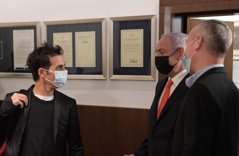 Israel musician Aviv Geffen, acting as a representative of Israeli artists, and Prime minister Benjamin Netanyahu meet to discuss aid for Israeli artists during the coronavirus pandemic. (photo credit: AMOS BEN-GERSHOM/GPO)