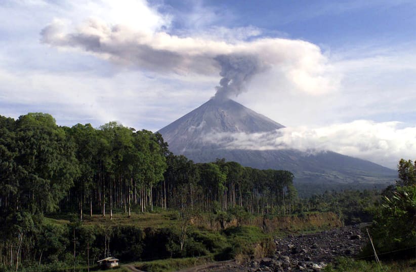 Indonesia's Mount Semeru volcano spews smoke, 195 km (121 miles) southeast of Surabaya, the capital of East Java, August 14, 2004. (photo credit: REUTERS/SIGIT PAMUNGKAS SUPRI)
