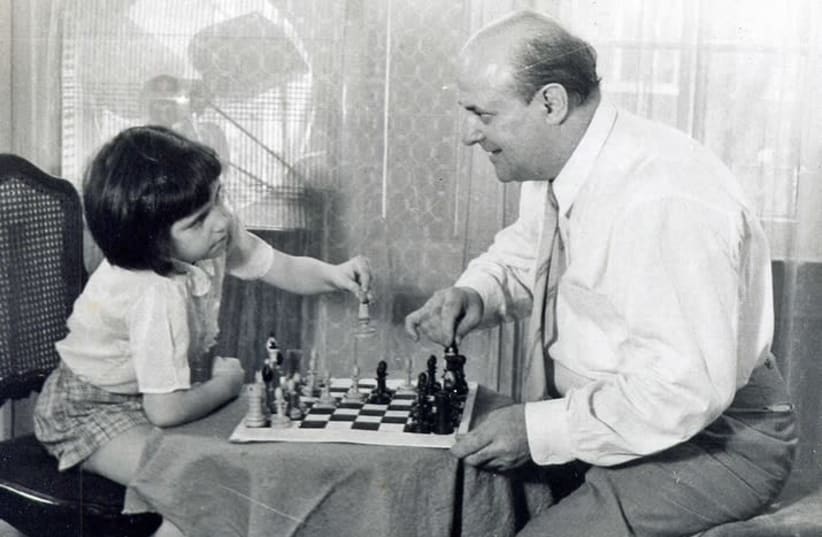 Miriam Friedman Morris with her father, the chess enthusiast and portraitist, David Friedmann. St. Louis, 1957 (photo credit: NATIONAL LIBRARY OF ISRAEL)
