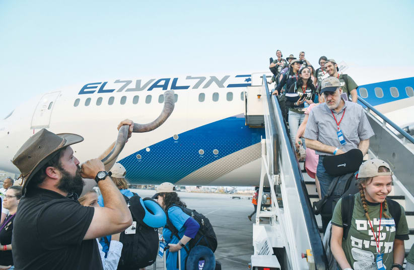 NEW IMMIGRANTS from North America arrive at Ben-Gurion Airport in 2019. (photo credit: FLASH90)