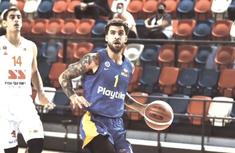 MACCABI TEL AVIV point guard Scottie Wilbekin scored 15 points to go along with 10 assists on Tuesday night, but his effort wasn’t enough to prevent the yellow-and-blue from falling to a 82-75 Euroleague defeat at Fenerbahce. (photo credit: DOV HALICKMAN PHOTOGRAPHY)