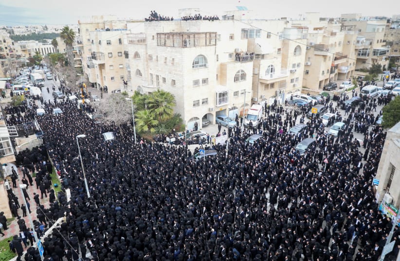 Masses attend the funeral of Rabbi Meshulam Dovid Soloveitchik, January 31, 2021 (photo credit: YONATAN SINDEL/FLASH 90)