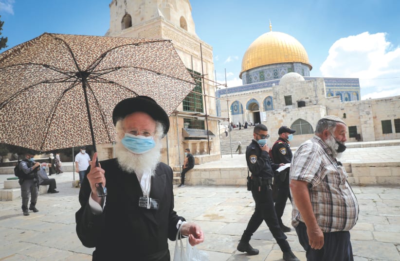 ISRAELI SECURITY forces escort a group of Jews during a visit to the Temple Mount in Jerusalem’s Old City, in August 2020. (photo credit: YOSSI ZAMIR/FLASH90)