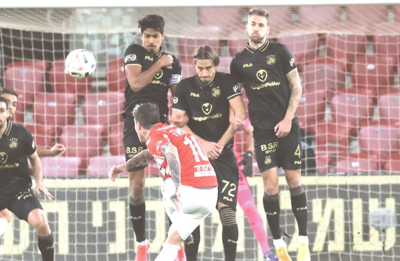 MACCABI TEL AVIV’S defense stood tall on Monday night at Turner Stadium, leading the yellow-and-blue to a 1-0 away victory over Hapoel Beersheba. (photo credit: DANNY MARON)