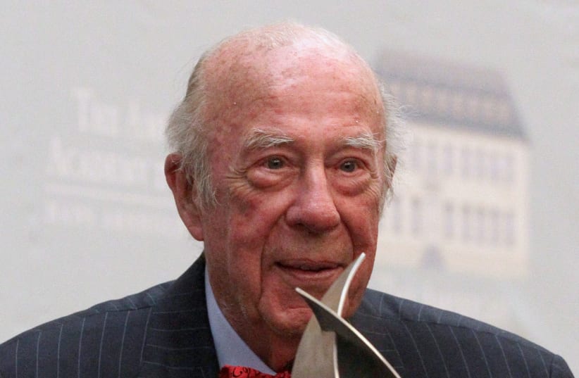  Former U.S. Secretary of State George Shultz poses with the trophy after he being awarded with the 'Henry A. Kissinger Prize' by the American Academy during an awarding ceremony in Berlin, May 24, 2012.  (photo credit: TOBIAS SCHWARZ / REUTERS)