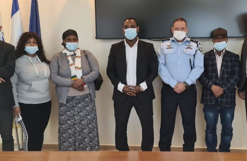 Deputy Interior Security Minister Gadi Yevarkan (C) with Police Chief Kobi Shabtai and members of the Tekah family (photo credit: POLICE SPOKESPERSON'S UNIT)