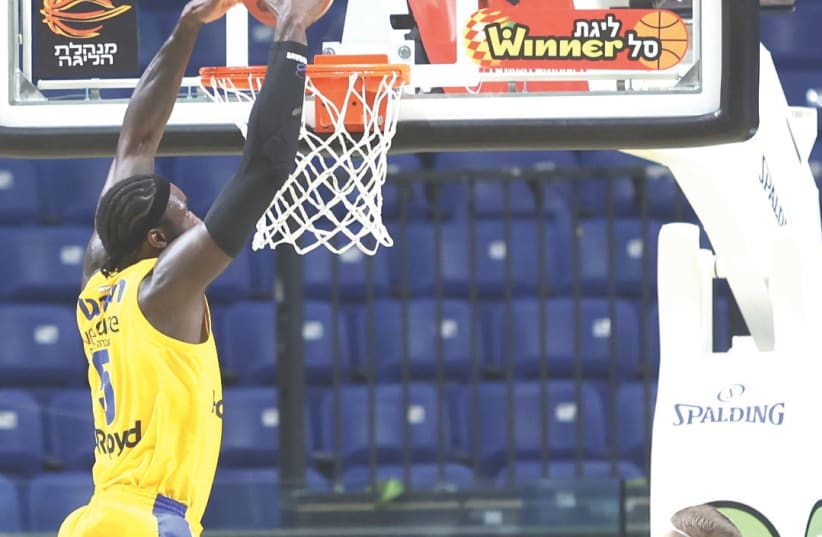 MACCABI TEL AVIV big man Othello Hunter throws down an alley-oop on a pass from John DiBartolomeo during the yellow-and-blue’s 100-81 victory over Holon .  (photo credit: DANNY MARON)