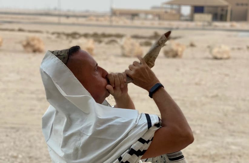 Daniel Wise blowing shofar in Qatar (photo credit: ASSOCIATION OF GULF JEWISH COMMUNITIES)