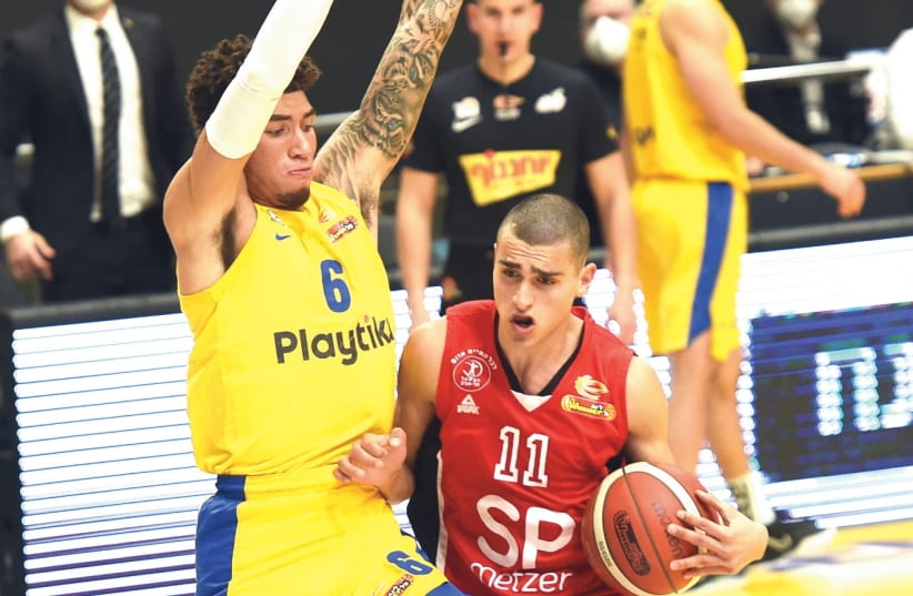 YAM MADAR (right) put up a valiant effort for Hapoel Tel Aviv, but the Reds couldn’t hold off Sandy Cohen (left) and Maccabi Tel Aviv in an 80-77 derby defeat.  (photo credit: BERNEY ARDOV)