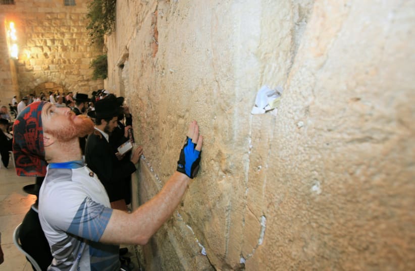 Roei "Jinji" Sadan arrives at the Western Wall at the end of his around-the-world journey. (photo credit: MARC ISRAEL SELLEM)