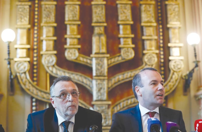 EUROPEAN CONSERVATIVE party leader Manfred Weber gives a news conference with Andras Heisler, head of the Federation of Hungarian Jewish Communities (MAZSIHISZ), in the main synagogue in Budapest in 2019. (photo credit: BERNADETT SZABO / REUTERS)