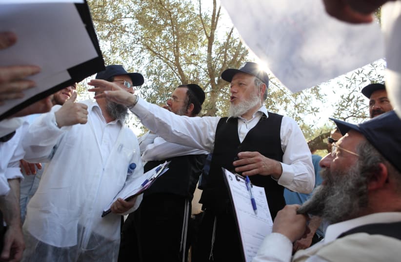 ZAKA leader Rabbi Yehuda Meshi-Zahav and members of ZAKA, attend a simulation drill on June 21, 2011. Members of ZAKA, most of whom are Orthodox Jews, assist ambulance crews, aid in the identification of the victims of terror, road accidents and other disasters, and where necessary gather body parts (photo credit: YAAKOV NAUMI/FLASH90)