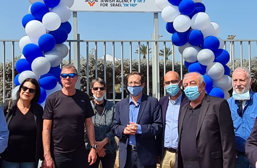 Jewish Agency Chairman Isaac Herzog and Mayor David Even Tzur naming the Zivia Lubetkin Absorption Center. (photo credit: THE JEWISH AGENCY)