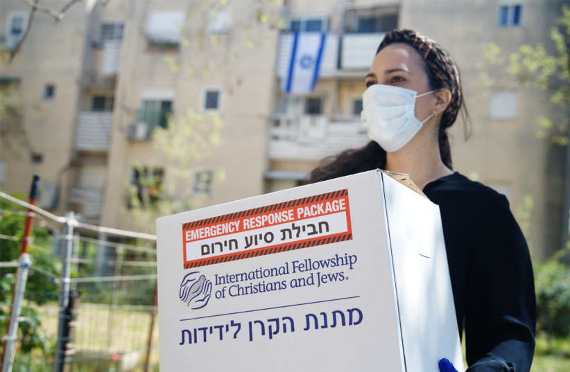 Yael Eckstein delivers an aid package (photo credit: AVISHAG SHAAR YESHUV)