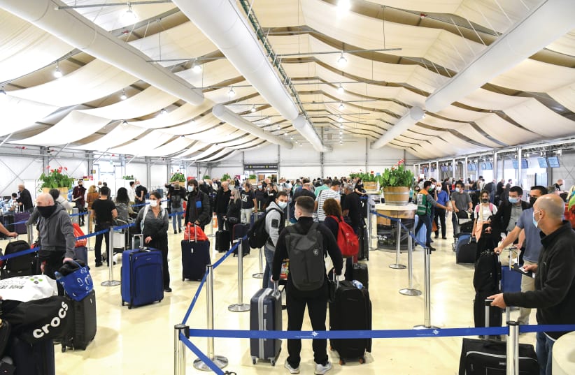 TRAVELERS LINE UP at Ben-Gurion Airport earlier this month. (photo credit: FLASH90)