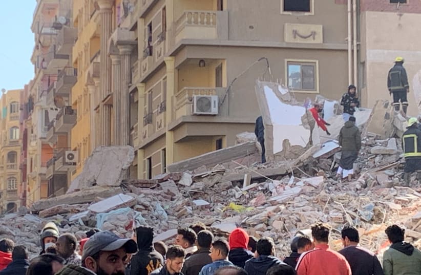 Rescue teams on Saturday continued to work among the remains of the building that collapsed in Cairo leaving at least five dead and 23 injured, March 27, 2021. (photo credit: REUTERS/MAI SHAMS EL-DIN)