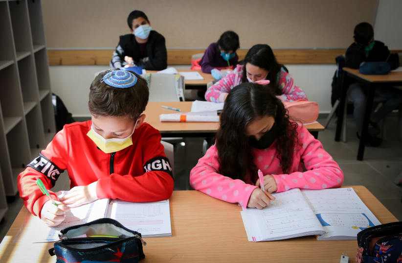 Fifth grade students returned today to school at the Alomot elementary school in Efrat, where religious and secular students study together.  Children in middle school went back to school today following a few weeks of learning from home. February 21, 2021.  (photo credit: GERSHON ELINSON/FLASH90)