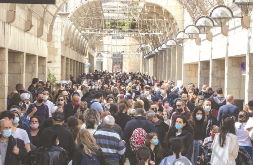 Shopppers in Mamilla. (photo credit: OLIVIER FITOUSSI/FLASH90)