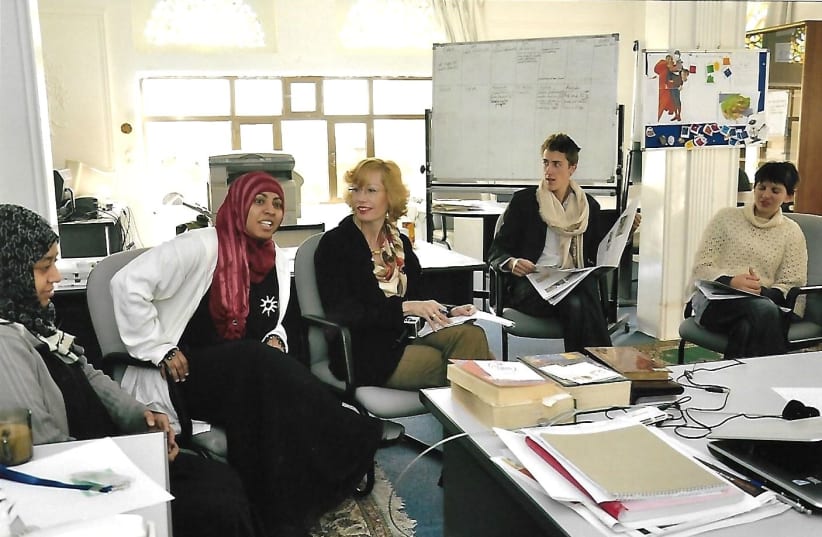 Nadia Al-Sakkaf and The Media Line's Felice Friedson run a journalism workshop in the offices of The Yemen Times in 2011. (photo credit: THE MEDIA LINE)