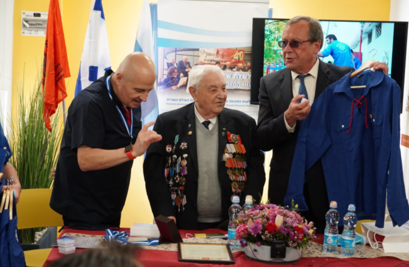 The government of Russia gave Israeli youth group HaNoar HaOved VeHaLomed an award for their educational activity about World War II veterans (photo credit: HANOAR HAOVED VEHALOMED)