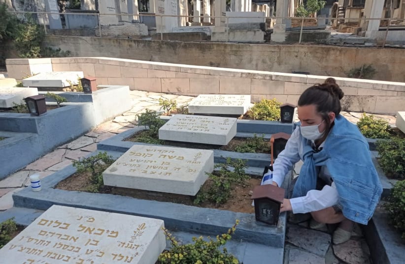 Bnei Akiva youth visit the graves of fallen soldiers and victims of terror in "Candle for the Fallen" project (photo credit: BNEI AKIVA)