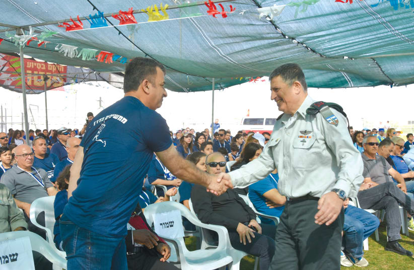 NADEEM AMAR shares a moment with Maj.-Gen. Yoav (Poli) Mordechai at the ‘Run for the Light’ awards ceremony (photo credit: MAXINE DOVERE)