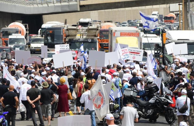 A protest by disabled IDF veterans in Tel Aviv, April 18, 2021 (photo credit: AVSHALOM SASSONI/MAARIV)